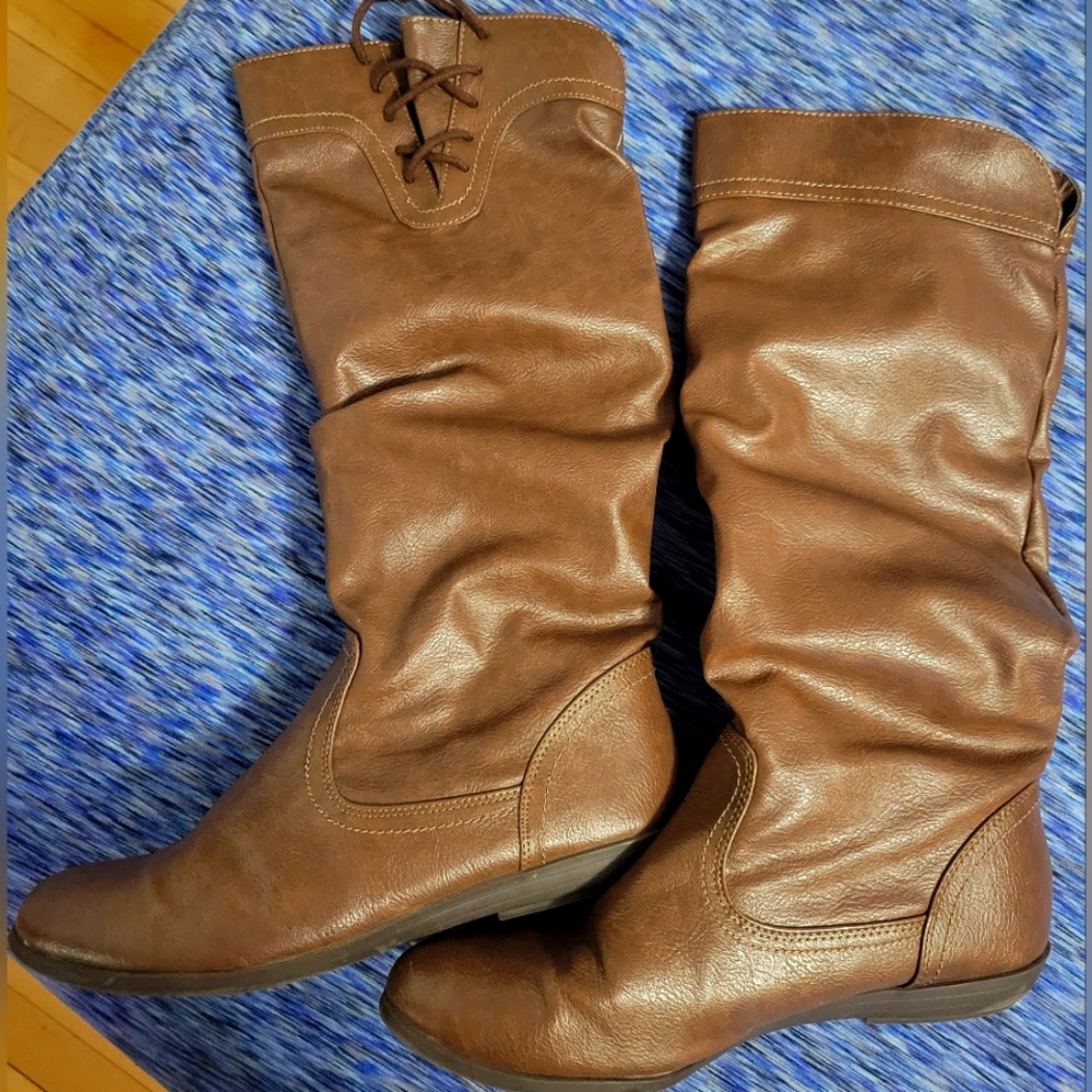 Women's boots size 9